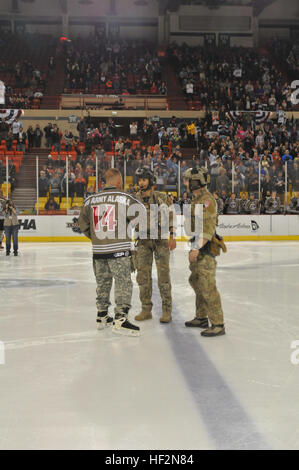 Alaska Air National Guard pararescue jumper dal 212th Rescue Squadron respingere da puntoni per consegnare il puck per il Mag. Gen. Michael Shields, Comandante generale degli Stati Uniti Esercito di Alaska, prima dell'inizio di un Alaska Aces apprezzamento militare gioco a Sullivan Arena di ancoraggio, nov. 15. (U.S. Esercito foto di guardia da Staff Sgt. Michelle marrone) Alaska guardie partecipare Aces apprezzamento militare Weekend 141115-Z-MZ867-045 Foto Stock