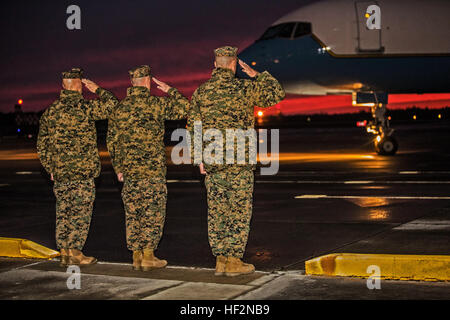 Da sinistra a destra, U.S. Marine Corps Col. Matteo G. St. Clair, SgtMaj. Bryan K. Zickefoose e il Mag. Gen. William D. Beydler, salutiamo l'arrivo piano dell'U.S. Il Segretario della Difesa, la onorevole Signor Chuck Hagel, al Marine Corps Air Station New River, N.C., nov. 17, 2014. Hagel ha visitato Camp Lejeune come parte del suo tour di installazioni militari in tutto il paese. (U.S. Marine Corps foto di Cpl. Desiderio M. Mora/RILASCIATO) il segretario alla difesa degli Stati Uniti, l'onorevole Signor Chuck Hagel, arriva per una visita al Marine Corps base Camp Lejeune, NC 141117-M-TG562-001 Foto Stock