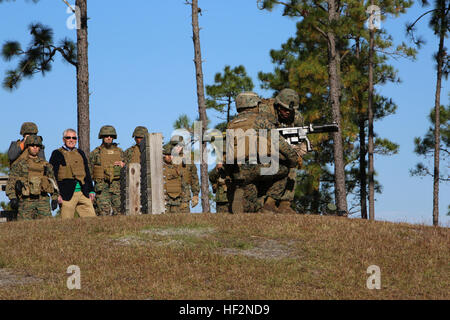 Il Segretario della Difesa Chuck Hagel e leadership del terreno di combattimento integrato elemento Task Force osservare Marines con la sezione Anti-Armor, armi Company, GCEITF, fire MK-153 spalla-lanciato multipurpose assault arma (SMAW) Hagel durante la visita al Marine Corps base Camp Lejeune, North Carolina, nov. 18, 2014. (U.S. Marine Corps foto di Sgt. Alicia R. leader/RILASCIATO) Segretario della Difesa Integrata visite Task Force Marines 141118-M-DU612-144 Foto Stock