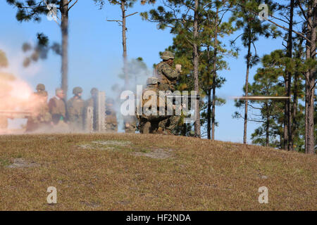 Il Segretario della Difesa Chuck Hagel e leadership del terreno di combattimento integrato elemento Task Force osservare Marines con la sezione Anti-Armor, armi Company, GCEITF, fire MK-153 spalla-lanciato multipurpose assault arma (SMAW) Hagel durante la visita al Marine Corps base Camp Lejeune, North Carolina, nov. 18, 2014. (U.S. Marine Corps foto di Sgt. Alicia R. leader/RILASCIATO) Segretario della Difesa Integrata visite Task Force Marines 141118-M-DU612-150 Foto Stock