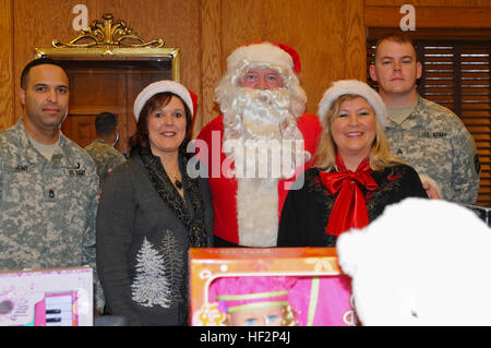 Membri del Kentucky Guardia Nazionale della Famiglia Centro assistenza ricevere donazioni dalla Home Builders Association di Lexington, Dicembre 5, 2014 in Lexington, Ken. (Foto di Sgt. Il Brandy Mort, Kentucky Esercito Nazionale Guardia, 133Mobile degli affari pubblici distacco) collaborando per bambini allietare 141205-Z-EJ272-002 Foto Stock