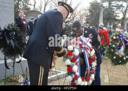 I membri della Guardia Nazionale dell'Esercito di New York presentano una corona del presidente Barack Obama nella tomba del presidente Martin Van Buren a Kinderhook, New York, il 5 dicembre 2014, per commemorare il suo compleanno. Foto Stock