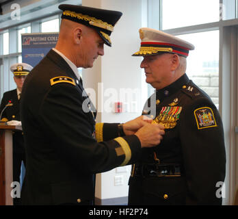 New York Army National Guard Il Mag. Gen. Patrick Murphy, l aiutante generale di New York, presenta lo stato di New York il servizio meritevole medaglia in uscita a New York milizia navale comandante il Mag. Gen. Robert Wolf, durante la modifica del comando cerimonie presso l' Università Statale di New York Maritime College nel Bronx il Sabato, 6 dicembre 2014. (Divisione di militari e gli affari navali foto di Eric Durr/RILASCIATO) New York Army National Guard Il Mag. Gen. Patrick Murphy, l aiutante generale di New York, presenta lo stato di New York il servizio meritevole medaglia in uscita a New York milizia navale Commander Maj Foto Stock