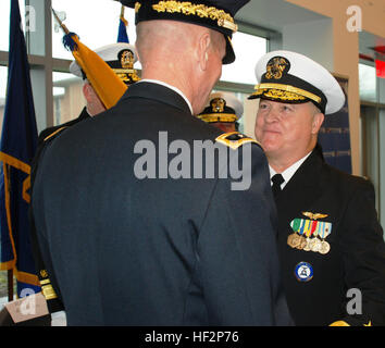 La New York Army National Guard trasferisce il comando della New York Naval Militia in una cerimonia di cambio di comando al SUNY Maritime College, Bronx. L'evento formalizza la transizione di leadership dell'organizzazione composta da 2.500 membri. Foto Stock