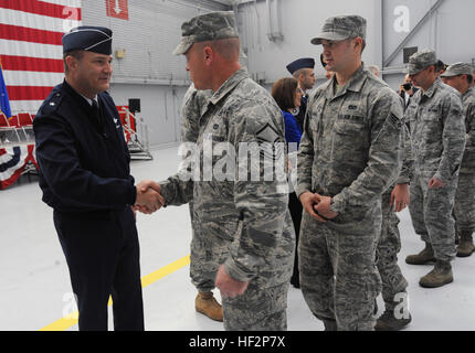 Brig. Gen. Michael Stencel, Oregon Air National Guard commander, sinistra, saluta gli avieri dal 142th Fighter Wing ingegnere civile Squadron e le forze di sicurezza Squadron dopo la solenne cerimonia di smobilitazione a Portland Air National Guard Base, Ore., 7 dicembre, 2014. (U.S. Air National Guard foto di Tech. Sgt. John Hughel, 142th Fighter Wing Affari pubblici/RILASCIATO) aviatori di ritorno da OEF 141207 distribuzione-Z-CH590-242 Foto Stock