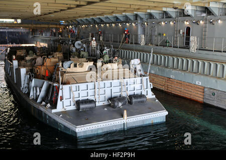 Una landing craft utility (LCU) si prepara a uscire dalla ben coperta della dock landing ship USS Comstock (LSD 45) per il trasporto dei Marines e marinai con xi Marine Expeditionary Unit (MEU), e il Comstock a terra a sostegno dell esercizio Reef rosso 15, 7 dicembre, 2014. Red Reef, che è stata in vigore dal 2007, è parte di un teatro di routine la cooperazione in materia di sicurezza il piano di impegno tra gli Stati Uniti Navy, U.S. Marine Corps e Royal Saudi forze navali che serve come un eccellente opportunità per rafforzare la competenza tattico in importanti aree di missione e il sostegno a lungo termine la sicurezza regionale. (U.S. Mari Foto Stock