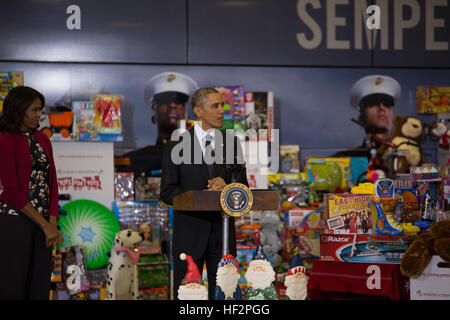 Il presidente Barack Obama e la First Lady Michelle Obama parla al servizio dei membri e delle loro famiglie a giochi per i più piccoli il kick-off a base comune Anacostia-Bolling, Dic 10, 2014. L'obiettivo primario per giochi per i più piccoli è di fornire, attraverso un nuovo giocattolo a Natale, un messaggio di speranza per i giovani meno fortunati che li aiuteranno a diventare responsabile, produttivo, patriottica dei cittadini. (U.S. Marine Corps photo by Lance Cpl. Julia D'Agostino/RILASCIATO) giochi per i più piccoli, Presidente Barack Obama visite Base comune Anacostia-Bolling 141210-M-XX999-002 Foto Stock