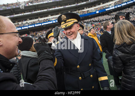 Presidente del Comune di capi di Stato Maggiore gen. Martin E. Dempsey assiste il 115Army-Navy gioco a M&T Bank Stadium di Baltimora, Dic 13, 2014. La Marina ha vinto 17-10, estendendo la loro serie vincente contro esercito per il tredicesimo anno consecutivo. (DoD Foto di comunicazione di massa Specialist 1a classe Daniel Hinton/RILASCIATO) 2014 Marina militare dell esercito del gioco del calcio 141213-D-KC128-667 Foto Stock