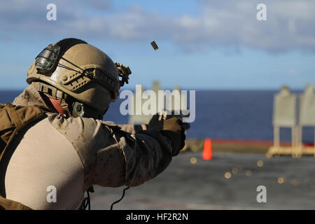 Una forza di ricognizione con Marino la ventiquattresima Marine Expeditionary Unit marittimo della forza Raid incendi sua M45A1 pistola durante un live-fire sparare sul ponte di volo della USS Iwo Jima, Dic 19, 2014. Il ventiquattresimo MEU distribuito la scorsa settimana a un flessibile, mare-forza di base con il compito di fornire la risposta alle crisi in tutta la gamma delle operazioni militari, da conflitti armati all'assistenza umanitaria. (U.S. Marine Corps photo by Lance Cpl. Dani Zunun) 2015 Settimana di distribuzione 1 141219-M-WA276-006 Foto Stock