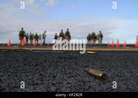 Marines con il plotone di sicurezza marittima forza Raid, 24 Marine Expeditionary Unit, condurre un live-fire sparare sul ponte di volo della USS Iwo Jima, Dic 19, 2014. Il ventiquattresimo MEU distribuito la scorsa settimana a un flessibile, mare-forza di base con il compito di fornire la risposta alle crisi in tutta la gamma delle operazioni militari, da conflitti armati all'assistenza umanitaria. (U.S. Marine Corps photo by Lance Cpl. Dani Zunun) 2015 Settimana di distribuzione 1 141219-M-WA276-009 Foto Stock