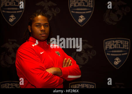 Patrick Allen, un offensiva affrontare da Franklin High School di Reisterstown, Md., arriva al giocatore il check-in in Carson, California, il 30 dicembre per la Marine Corps' semper fi ciotola All-American. "Ho davvero voglia di divertirsi con questo gioco di coppa come è la mia ultima partita come una scuola di lettore e guardare avanti alla concorrenza", ha detto Allen. Selezione per la Semper Fidelis ciotola All-American è un segno distintivo di onore e dà la possibilità di premiare l impegno per l'eccellenza accademica e la guida di una comunità. La vaschetta sarà nazionalmente teletrasmesso in diretta dal centro StubHub a Carson a 6 p.m (PST) su Janu Foto Stock