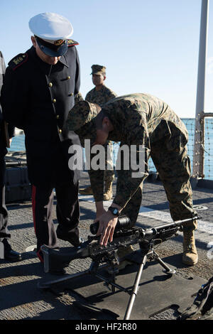 Un Marine con il Battaglione Team di atterraggio 3° Battaglione, 6° Reggimento Marini, 24 Marine Expeditionary Unit, mostra un M240B mitragliatrice per uno spagnolo ufficiale militare a bordo della USS Fort McHenry (LSD 43) a Valencia, Spagna, 31 dic. 2014. Il ventiquattresimo MEU e Iwo Jima Amphibious Ready Group stanno conducendo operazioni militari negli Stati Uniti Sesta flotta area di operazioni a sostegno degli Stati Uniti per gli interessi di sicurezza nazionali in Europa. (U.S. Marine Corps foto di Sgt. Devin Nichols/RILASCIATO) XXIV MEU Marines dare dimostrazione di tattica per il governo spagnolo, funzionari militari 141231-M-AR522-065 Foto Stock