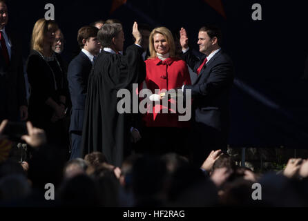 Arizona Gov. Doug Ducey, destra prende il giuramento di ufficio da Arizona Corte suprema di giustizia principale Scott balle come sua moglie Angela si affaccia su durante la sua inaugurazione presso il Campidoglio in Phoenix, gen. 5. Ducey ha assunto come l'Arizona xxiii governatore e comandante in capo della Arizona Guardia Nazionale. (U.S. Esercito nazionale Guard Photo by Staff Sgt. Brian A. Barbour) Arizona Guard accoglie con favore il nuovo comandante in capo 150105-Z-LW032-002 Foto Stock