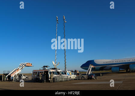 Più di 20 news sbocchi erano appostati lungo la linea di volo per documentare una visita del Presidente Barack Obama. Membri del 134Air Refuelling Wing fornito supporto di base per garantire la sicurezza e fornire ospitalità durante la sua visita a Knoxville community college di annunciare una educazione nazionale iniziativa denominata "America's College promessa." (Air National Guard foto di Tech. Sgt. Jonathan giovani/RILASCIATO) Presidente Barack Obama visite Knoxville, Tennessee 150109-Z-DS155-041 Foto Stock