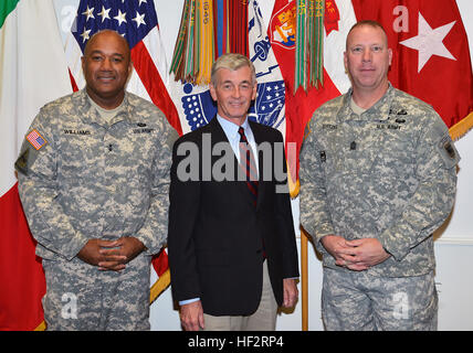 Da sinistra a destra, il Mag. Gen. Darryl A. Williams, U.S. Army Africa comandante generale, John M. McHugh, segretario dell'esercito e il comando Sgt. Il Mag. Jeffery Stitzel, U.S. Army Africa Comandante Sergente Maggiore, posa per una foto di gruppo in USARAF comandante ufficio presso Caserma Ederle a Vicenza, Italia, 11 gennaio 2015. (Foto di Visual Information Specialist Antonio Bedin) John M. McHugh ha visitato a Caserma Ederle a Vicenza, Italia 150111-A-YG900-001 Foto Stock