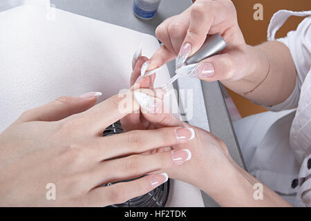 Manicure. Master fare chiodo estensione: disegno dell'ultimo strato Foto Stock