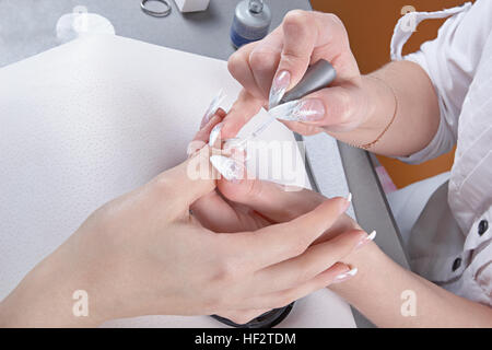 Manicure. Master fare chiodo estensione: disegno dell'ultimo strato Foto Stock