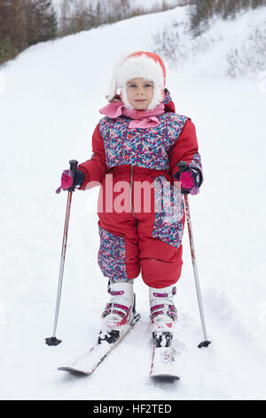 Bambina imparare a sciare Foto Stock