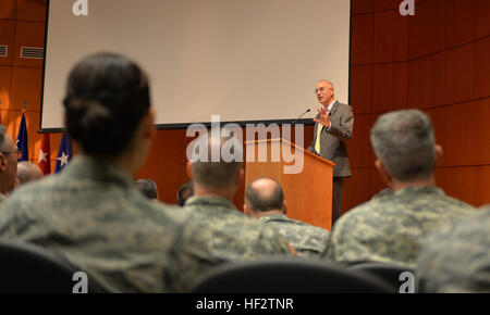 Lezioni difficili da una dura lotta, esercito pensionato Lt. Gen. Daniel Bolger, autore di 'perché abbiamo perso: un generale dell'account all'interno dell'Iraq e Afghanistan Wars' indirizzi North Carolina National Guard soldati e aviatori alla NCNG Senior Leaders Workshop presso NCNG forza comune sede in Raleigh, North Carolina, Gennaio 24, 2015. Egli ha avvertito NCNG leader di "idee giuste essendo applicato erroneamente," in futuro conflitti. NC Guard ospita i dirigenti senior Workshop 150124-Z-OU450-105 Foto Stock