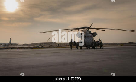 Marines ispezionare un CH-53E Super Stallion elicottero prima che decolla Gen 24 al Marine Corps Air Station Iwakuni, Yamaguchi, Giappone. Quattro CH-53E elicotteri fermato per fare rifornimento a MCAS Iwakuni sul modo per Misawa combatté Air Base di Okinawa, in Giappone. Gli elicotteri sono sul loro modo di esercizio di supporto luce di foresta 15-2. Luce di foresta è una routine, esercizio semestrale per rafforzare negli Stati Uniti e in Giappone le relazioni militari. I marines e elicotteri sono con Marine elicottero pesante Squadron 465, Marine Aircraft Group 16, attualmente assegnati alle Marine Aircraft Group 36, 1° Marine ala di aereo III Marine Exp Foto Stock