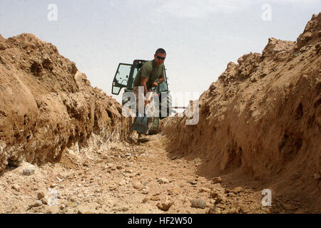 090426-M-8478B-001.jpg CAMP BASTION, provincia di Helmand, Repubblica Islamica dell'Afghanistan - il sergente. Ruben Orozcomares badili rocce fuori da una fossa di scarico costruito per supportare il nuovo aeromobile di espansione parcheggio 26 aprile 2009, a Camp Bastion, provincia di Helmand, Repubblica Islamica dell'Afghanistan. I marines della Marina Wing Support Squadron 371 hanno iniziato la costruzione di 1.9 milioni di piedi quadrati di parcheggio degli aeromobili espansione che fornirà agli aerei militari di un posto per parcheggiare dopo lo sbarco al Camp Bastion airfield, un servizio attualmente non disponibile. Orozcomares è un plotone sergente assegnato all'Ingegnere O Foto Stock