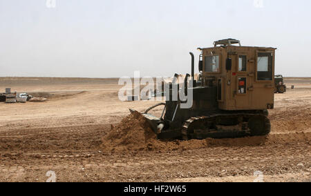 090426-M-8478B-004.jpg CAMP BASTION, provincia di Helmand, Repubblica Islamica dell'Afghanistan - un blindato bulldozer livelli il terreno per prepararsi per l'installazione di alluminio, o AM-2, matting utilizzati per costruire un velivolo di espansione parcheggio, 26 aprile 2009, a Camp Bastion, provincia di Helmand, Repubblica Islamica dell'Afghanistan. I marines della Marina Wing Support Squadron 371 hanno iniziato la costruzione di 1.9 milioni di piedi quadrati di parcheggio degli aeromobili espansione che fornirà agli aerei militari di un posto per parcheggiare dopo lo sbarco al Camp Bastion airfield, un servizio attualmente non disponibile. MWSS-371 è Foto Stock