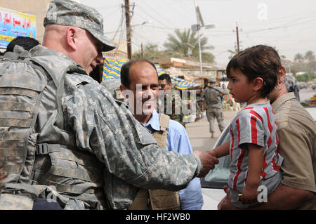 Gen. Ray odierno, comandante generale Force-Iraq multinazionali, scuote la mano di un ragazzo del luogo durante una passeggiata attraverso Adhamiyah Mercato del Pesce apr. 22. La passeggiata era parte di una visita al primo vigili del Team di combattimento, 1° Divisione di cavalleria, giunto alla stazione di sicurezza War Eagle. (Foto di US Army Spc. Kimberly Millett, MNF-I Affari pubblici) Force-Iraq multinazionali Comandante generale visite DVIDS Adhamiyah167068 Foto Stock