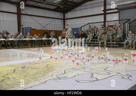 Forza comune ai partecipanti della trentottesima divisione di fanteria 2015 Warfighter esercizio strategia di fornire i briefing di 38th ID Comandante Il Mag. Gen. legno durante un combinato di bracci prove in Atterbury-Muscatatuck, ind. Trentottesima divisione di fanteria Warfighter combinato per prove di armi 150201-Z-RL822-011 Foto Stock