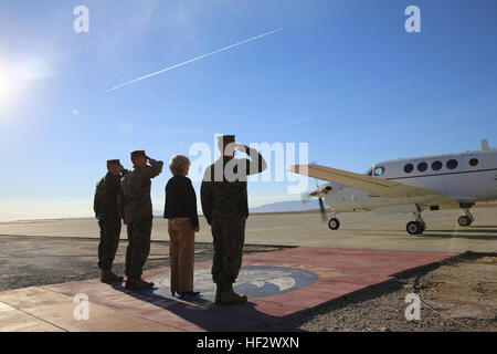 Il Mag. Gen. Lewis A. Craparotta, comandante generale, Marine Corps Air Ground Centro di combattimento, la sig.ra Craparotta e i leader della Marina Wing Support Squadron 374 salutate come Lt. Gen. David H. Berger, comandante generale, i Marine Expeditionary Force, arriva al centro di combattimento expeditionary del campo di atterraggio, Febbraio 5, 2015. (Gazzetta Marine Corps photo by Lance Cpl. Medina Ayala-Lo/RILASCIATO) Ho MEF CG visite centro di combattimento 150205-M-RO214-195 Foto Stock