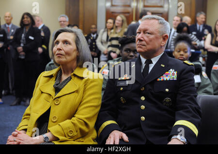 Esercito gen. Frank erba, chief, National Guard Bureau, si unisce agli altri la Guardia Nazionale leader, inclusi gli ex capi, e civili e nominati dirigenti eletti per una serata con i cadetti dalla capitale custode sfida della gioventù Academy, Washington D.C., il 10 febbraio, 2015. Più di 130.000 giovani hanno ricevuto una seconda possibilità grazie alla Guardia Nazionale della Gioventù programma di sfida, che ha 35 accademie in 27 stati, D.C. e Puerto Rico. (U.S. Esercito nazionale Guard foto di Sgt. 1. Classe Jim Greenhill/RILASCIATO) la Guardia Nazionale della Gioventù programma ChalleNGe 150210-Z-DZ751-115 Foto Stock