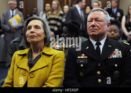 Esercito gen. Frank erba, chief, National Guard Bureau, si unisce agli altri la Guardia Nazionale leader, inclusi gli ex capi, e civili e nominati dirigenti eletti per una serata con i cadetti dalla capitale custode sfida della gioventù Academy, Washington D.C., il 10 febbraio, 2015. Più di 130.000 giovani hanno ricevuto una seconda possibilità grazie alla Guardia Nazionale della Gioventù programma di sfida, che ha 35 accademie in 27 stati, D.C. e Puerto Rico. (U.S. Esercito nazionale Guard foto di Sgt. 1. Classe Jim Greenhill/RILASCIATO) la Guardia Nazionale della Gioventù programma ChalleNGe 150210-Z-DZ751-123 Foto Stock