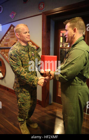 Il cap. William Mahoney, sinistra, riceve la medaglia d'aria dal Lt. Col. Roger T. McDuffie nel corso di una cerimonia al Marine Corps Air Station Cherry Point, N.C., Feb 12, 2015,per le azioni durante un malfunzionamento degli aerei mentre distribuito con Marine mezzo squadrone Tiltrotor 263 (rinforzato) come parte del ventiduesimo Marine Expeditionary Unit negli Stati Uniti Sesta flotta area di responsabilità nel giugno 2014. Mahoney è un AV-8B Harrier pilota con Marine squadrone di attacco 223 al Marine Corps Air Station Cherry Point, N.C. McDuffie è il comandante per Marine squadrone di attacco 223. E28098Zero spazio per errori,E28099 2 M Foto Stock