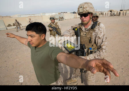 Caporale ha richiamato il maggiordomo, un veicolo a motore, l'operatore utilizza un rivelatore di metalli per la ricerca di un ruolo di giocatore noncombatant durante le operazioni di evacuazione della formazione di Camp Buehring, Kuwait, Feb 18, 2015. Un contingente di MEU Marines è a terra in Kuwait come parte del supporto programmato la formazione. Il ventiquattresimo MEU è imbarcata sulle navi di Iwo Jima anfibio gruppo pronto e distribuito per mantenere la sicurezza regionale negli Stati Uniti Quinta Flotta Area di operazioni. (U.S. Marine Corps foto di Cpl. Todd F. Michalek/RILASCIATO) XXIV MEU Noncombatant conduce operazioni di evacuazione formazione 150218-M-YH418-009 Foto Stock