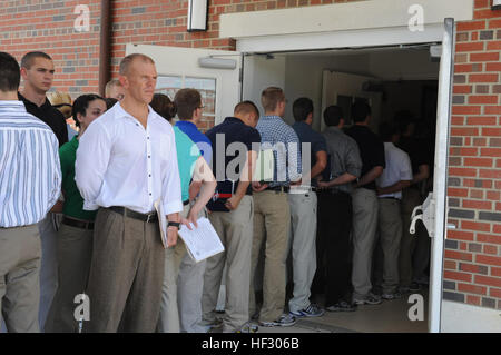 Appena arrivati i candidati dalla società Alfa, ufficiale scuola del candidato, controllare in OCS a bordo Marine Corps base Quantico, Va., 28 maggio 2009. Un recentemente rilasciato dettagli MARADMIN grandi cambiamenti in arrivo per arruolato per officer di programmi di messa in servizio. Grandi cambiamenti per arruolato per officer di programmi di messa in servizio 999999-M-MM999-001 Foto Stock