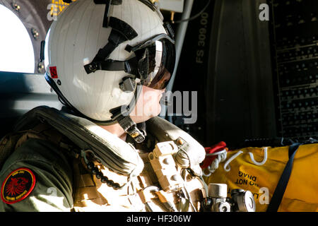 Stati Uniti Marine Corps 1Lt. Curtis Thiel, una MV-22B pilota con dedicate Air-Ground Marine Task Force Response-Africa crisi, attende di decollare da Morón Air Base, Spagna, Feb 24, 2015. Thiel condotta combinato di notte con formazione piloti spagnoli da Bhelma IV per costruire l'interoperabilità tra lo spagnolo e American aviatori. (U.S. Marine Corps foto di Sgt. Paul Peterson/RILASCIATO) nelle tenebre, la NATO piloti completa formazione di notte 150224-M-ZB219-207 Foto Stock