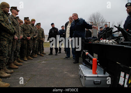 Il rumeno Jandarmeria Col. Catalin Paraschiv, vice comandante dell'intervento speciale brigata, dimostra l'emergenza civile attrezzature utilizzate dagli enti locali personale incaricato dell'applicazione della legge negli Stati Uniti. Marines dalla flotta Alpha anti-terrorismo Security Team Company Europe (FASTEUR), la stazione navale di Rota, presso il Centro di formazione del rumeno Jandarmeria speciale intervento dei Vigili del fuoco a Bucarest, Romania, Feb 25, 2015. La manifestazione si è svolta in concomitanza con la formazione presso la U.S. Ambasciata di Bucarest che fornito FASTEUR Marines la possibilità di condurre attività di formazione sul rinforzo di un ambasciata americana con la nazione ospitante Foto Stock