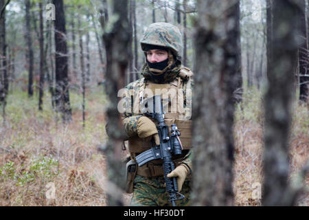 Lancia Cpl. Adam Thomas, un ingegnere di combattimento con 8 Supporto tecnico di battaglione, pattuglie attraverso una zona boschiva a bordo Marine Corps base Camp Lejeune, N.C., Feb 26, 2015. Alfa società ha svolto un esercizio di pattugliamento con una ventina di Marines per valutare la capacità del gruppo di utilizzare in modo efficace della navigazione terrestre per raggiungere un punto su una mappa. (Gazzetta Marine Corps foto di Cpl. Scott W. Merlano) 8 pattuglie di ESB Camp Lejeune 150226-M-FD819-648 Foto Stock