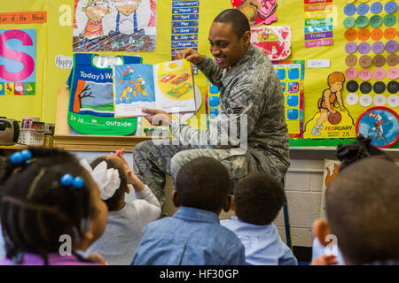 Senior Airman Tyshawn G. Jenkins, 108th squadrone Manutenzione, 108th ala, New Jersey Air National Guard, legge 'il naso Book' da Al Perkins a un gruppo di i bambini in età prescolare presso il Parco di Hawthorne Scuola Elementare, Willingboro N.J., durante il periodo di lettura attraverso l'America caso, 27 febbraio 2015. Leggere attraverso l'America è un 18-anno-vecchio iniziativa nazionale sponsorizzato dal National Education Association per incoraggiare i giovani a leggere tenendo la lettura di particolari eventi che coinvolgono militari e membri di comunità. Gli eventi che si svolgono presso le scuole attraverso gli Stati Uniti, sono scelte in modo da coincidere con il compleanno Foto Stock