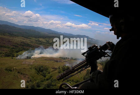 Stati Uniti Marine Corps Sgt. Benjamin Hebert, un UH-1Y Huey capo equipaggio, ottiene pronto a fuoco la GAU-17/A Gatling Gun Feb. 27 durante un teatro di cooperazione per la sicurezza evento. Stati Uniti Marines ha ospitato l'evento malese per le forze armate dei membri e civili. Hebert è da Bothell, Washington, ed è con la Marine mezzo squadrone Tiltrotor 262 (rinforzato), 31 Marine Expeditionary Unit. Il trentunesimo MEU è il solo in continuo in avanti distribuito MEU e sta attualmente conducendo pattuglia di primavera 2015 della regione Asia-Pacifico. (U.S. Marine Corps foto di Cpl. Abbey Perria/RILASCIATO) Marines americani dimostrano capacità t Foto Stock