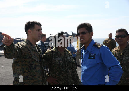 Stati Uniti Marine Corps Col. Romin Dasmalchi, comandante, 31 Marine Expeditionary Unit, ricorda i diversi aeromobili Marino Feb. 27 durante un teatro di cooperazione per la sicurezza evento. Dopo la visione di un live-fire dimostrazione, membri del Malaysian Forze Armate volò verso la USS Bonhomme Richard (LHD 6) tramite una MV-22B Osprey il tour della nave. I marines della trentunesima Marine Expeditionary Unit sono attualmente conducendo le relazioni annuali di primavera di pattuglia nella regione asiatica del Pacifico. (U.S. Marine Corps photo by Lance Cpl. Ryan C. Rete/RILASCIATO) Marines americani dimostrano capacità per malese Forze Armate 1 Foto Stock