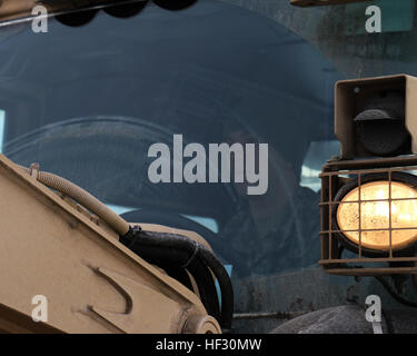 Spc. John Horton, una apparecchiatura pesante operatore assegnato al Virginia Guardia Nazionale's Cedar Bluff-basato 1033rd Engineer Company, ingegnere 276th battaglione opera ad alta mobilità escavatore ingegnere per rimuovere la neve Febbraio 28, 2015, in tutta la comunità in Lee County, Va. più di 65 soldati hanno supportato la risposta e le iniziative di ripristino a seguito di quantità significative di nevicata nel sud-ovest e Orientale Virginia. (U.S. Esercito nazionale Guard foto di Capt. Andrew J. Czaplick) ingegneri rimuovere neve, cancellare strade in Lee County 140228-Z-XM813-003 Foto Stock