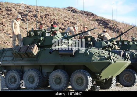 Marines con luce veicolo blindato plotone, la società B, il combattimento a terra integrati elemento Task Force, lavorare in cima al loro LAV-25s a gamma 500, Marine Corps Air Ground Centro di combattimento ventinove Palms, California, 28 febbraio, 2015. Da ottobre 2014 a luglio 2015, il GCEITF sarà condotta individuale e collettivo di competenze di livello di formazione in designato il combattimento a terra i bracci di specialità professionali al fine di facilitare la basata su standard di valutazione della prestazione fisica di Marines in simulato un ambiente operativo eseguendo la massa specifica la lotta contro le armi le attività. (U.S. Marine Corps foto di Cpl. Paul S. Foto Stock