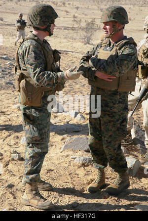 Il Mag. Gen. Lewis A. Craparotta, destra, comandante generale della Marina di Massa aria Task Force comando di formazione, Marine Corps Air Ground Centro di combattimento ventinove Palms California, parla con il Mag. John A. Dalby, fanteria test funzionale manager di Marine Corps Prova di funzionamento e di attività di valutazione circa la valutazione MCOTEA Marines della il combattimento a terra integrati elemento Task Force sarà condotta nel corso delle prossime settimane. Craparotta e Sgt. Il Mag. Karl Villalino ha visitato il campo di osservare Task Force Marines conducendo un test pilota della valutazione gamma a 107, 4 marzo, 2015. A partire da ottobre 2 Foto Stock