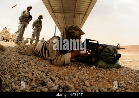 Un soldato iracheno incendi sua M-16 fucile durante le armi un corso di qualificazione di Al Kindi Base in Mosul, Iraq, 11 giugno. Stati Uniti Soldati assegnata alla XII brigata, 2a formazione dell'esercito militare divisione transizione Team formazione sono soldati iracheni a zero le loro armi. Flickr - DVIDSHUB - soldati iracheni Zero e qualificare a Mosul Foto Stock