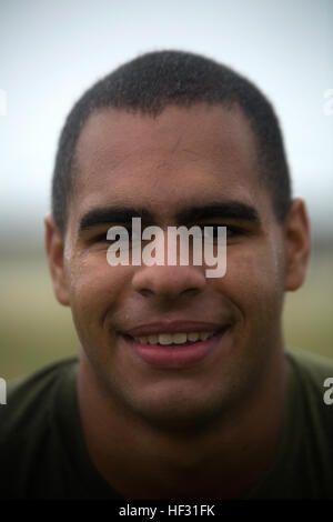 Lancia Cpl. Anthony Bello in posa per una foto prima di essere spruzzato con Oleoresin Capsicum o OC spray, 6 marzo su Marine Corps Air Station Futenma, Okinawa. Bello e altri Marines temporaneamente assegnati alla sicurezza aumentano la forza di Marine Corps Impianti Pacific-Marine Corps Base Camp Butler, Giappone, sono state introdotte per la sensazione viscerale del irritanti per capire i suoi effetti e come far funzionare se essi sono stati esposti durante la spruzzatura di un assalitore. Bello è un Everett, Massachusetts, nativo e un rifleman attualmente assegnati al 4° Reggimento Marine, terza divisione Marine, III Marine Expeditionary F Foto Stock