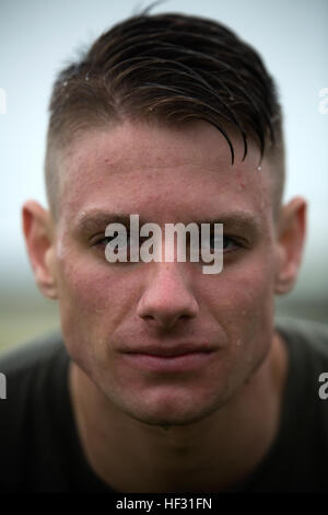 Lancia Cpl. Ryan Reuscher in posa per una foto prima di essere spruzzato con Oleoresin Capsicum o OC spray, 6 marzo su Marine Corps Air Station Futenma, Okinawa. Lui e altri Marines temporaneamente assegnati alla sicurezza aumentano la forza di Marine Corps Impianti Pacific- Marine Corps base Camp Butler, Giappone, sono state introdotte per la sensazione viscerale del irritanti per capire i suoi effetti e come far funzionare se essi sono stati esposti durante la spruzzatura di un assalitore. Reuscher è a Kansas City, Missouri, nativo e un MV-22B Osprey aeromobile capo equipaggio con Marine mezzo squadrone Tiltrotor 265, aeromobili Marine Gro Foto Stock