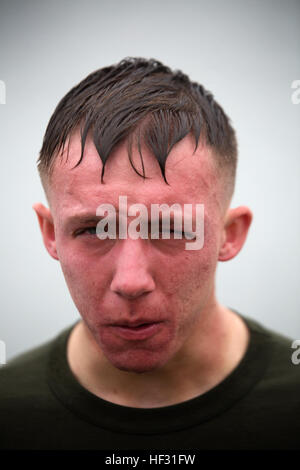 Lancia Cpl. Brenton Blackburn in posa per una foto dopo aver spruzzato in faccia con Oleoresin Capsicum o OC spray e in esecuzione attraverso un corso di fiducia 6 Marzo su Marine Corps Air Station Futenma, Okinawa. "È come la tua faccia è letteralmente sul fuoco" Blackburn detto circa gli effetti di spruzzo di pepe. Blackburn e altri Marines temporaneamente assegnati alla sicurezza aumentano la forza di Marine Corps Impianti Pacific-Marine Corps Base Camp Butler, Giappone, sono state introdotte per la sensazione viscerale del irritanti per capire i suoi effetti e come far funzionare se essi sono stati esposti mentre sprayi Foto Stock