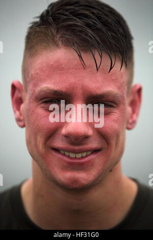 Lancia Cpl. Ryan Reuscher in posa per una foto e tenta un sorriso dopo aver spruzzato in faccia con Oleoresin Capsicum o OC spray e in esecuzione attraverso un corso di fiducia 6 Marzo su Marine Corps Air Station Futenma, Okinawa. "Sembrava che qualcuno costantemente artigliando presso il tuo volto", ha detto Reuscher. Lui e altri Marines temporaneamente assegnati alla sicurezza aumentano la forza sul Marine Corps Impianti Pacific- Marine Corps base Camp Butler, Giappone, sono state introdotte per la sensazione viscerale del irritanti per capire i suoi effetti e come far funzionare se essi sono stati esposti durante la spruzzatura di un assalitore Foto Stock