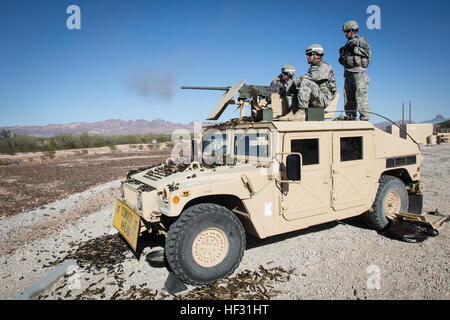 Arizona Esercito Nazionale soldati di guardia con il 855th Polizia Militare azienda da Phoenix, il fuoco di un M-2 0,50 Caliber mitragliatrice montata su un M-1151 Humvee a Yuma Proving Ground, Ariz., 7 marzo 2015. Il 855th MPs equipaggio di condotta servita armi durante il processo di familiarizzazione drill weekend che ha incluso la formazione sul M-240B e M2 .50-mitragliatrici calibro, M-249 macchina leggera, e Mark 19 40mm granata mitragliatrice. (U.S. Esercito nazionale Guard photo by Staff Sgt. Brian A. Barbour) 856th MP Azienda conduce live fire esercizio 150307-Z-LW032-009 Foto Stock