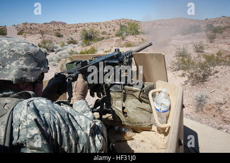 Arizona esercito nazionale Guard Spc. Blake Hartwick con distacco 1, 856th Polizia Militare Società in Prescott, Ariz. incendi un M2 .calibro 50 pistola della macchina in corrispondenza di un serbatoio durante un convoglio live esercitazione antincendio a Yuma Proving Ground, Ariz., 7 marzo 2015. Il convoglio live esercitazione antincendio ha dato i soldati in 856th MP azienda la possibilità di sperimentare la cottura equipaggio servita armi a bersagli dalla torretta di un movimento veicolo tattico. (U.S. Esercito nazionale Guard photo by Staff Sgt. Brian A. Barbour) 856th MP Azienda conduce live fire esercizio 150307-Z-LW032-014 Foto Stock